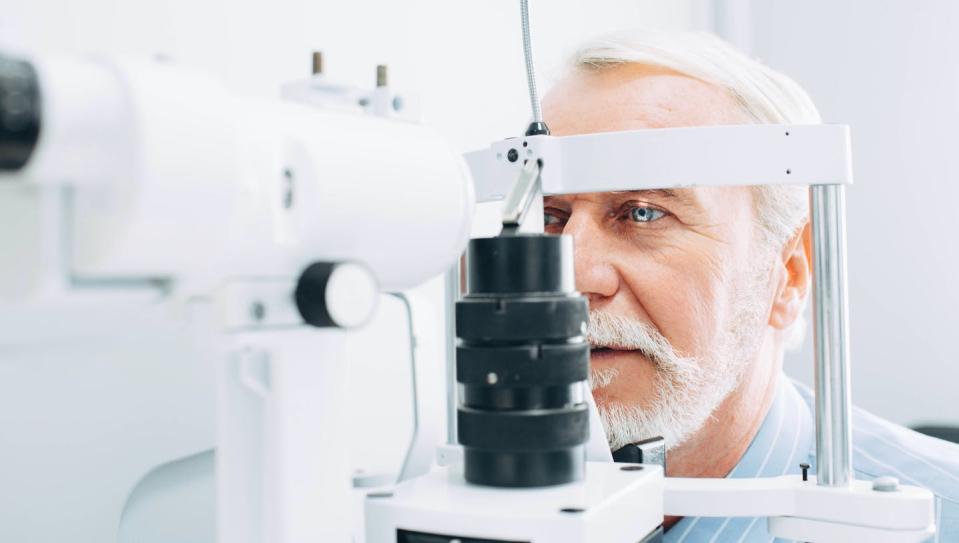 <a href="https://www.shutterstock.com/es/image-photo/senior-patient-checking-vision-special-eye-1204493422" rel="nofollow noopener" target="_blank" data-ylk="slk:Peakstock / Shutterstock;elm:context_link;itc:0;sec:content-canvas" class="link ">Peakstock / Shutterstock</a>