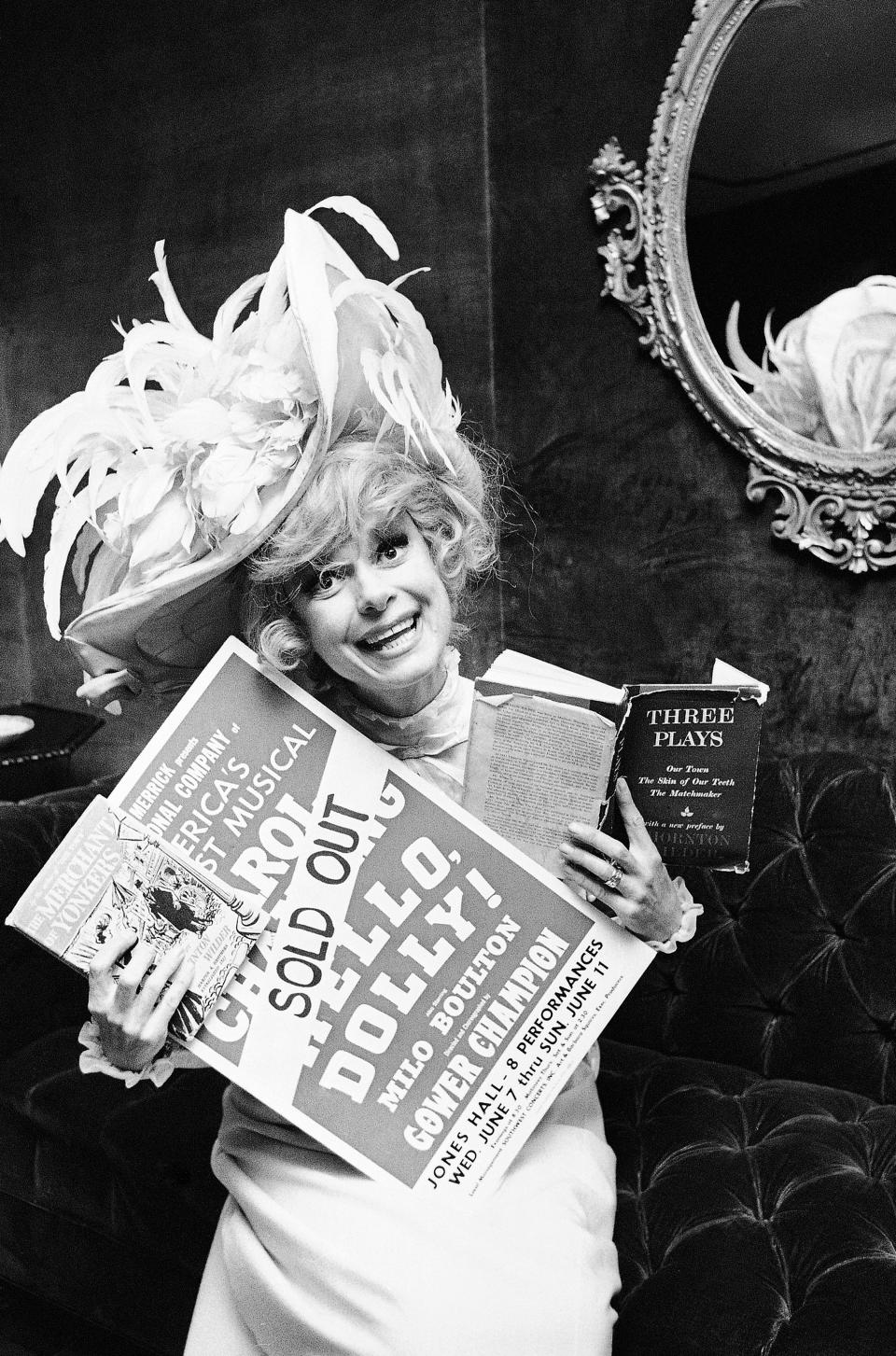 En esta foto del 11 de junio de 1967, Carol Channing sostiene un anuncio de "Hello, Dolly" en Houston. Channing, cuya carrera abarcó décadas en Broadway y en televisión, murió el martes 15 de enero del 2019. Tenía 97 años. (AP Foto/Ed Kolenovsky, Archivo)