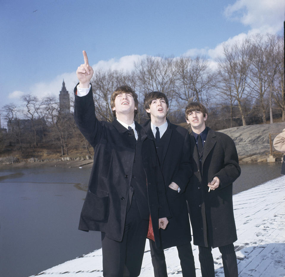 I Beatles in Central Park, New York, 8 febbraio 1964. Da sinistra: John Lennon, Paul McCartney e Ringo Starr. (AP Photo/Dan Grossi)