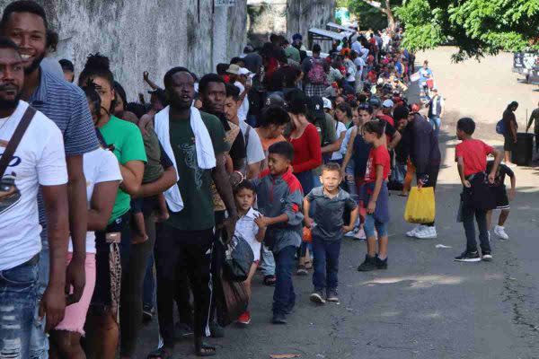 Personas hacen largas filas en las oficinas de la Comisión Mexicana de Ayuda a Refugiados para poder tramitar su solicitud de refugiados en el país.