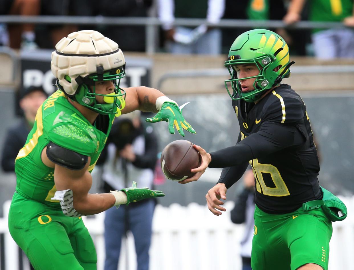 Oregon Green Team running back Jayden Limar, takes the ball from quarterback Austin Novosad during the Oregn Spring game at Autzen Stadium Saturday, April 27, 2024.