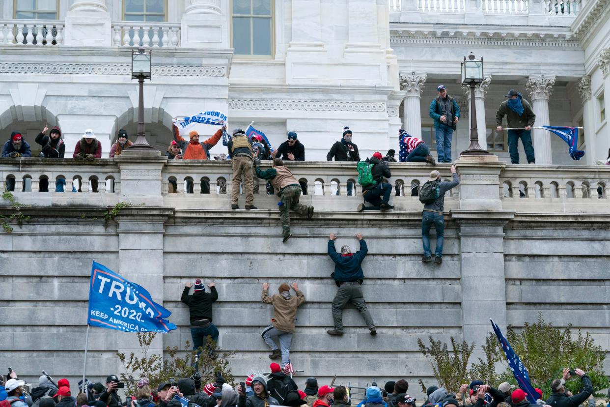 <p>ARCHIVO - En esta fotografía de archivo del miércoles 6 de enero de 2021, partidarios del presidente Donald Trump escalan el muro oeste del Capitolio de Estados Unidos en Washington. El ataque al Capitolio de los EE. UU. Por parte de una multitud enojada de partidarios del presidente Donald Trump sorprendió a muchos estadounidenses que pensaban que un asalto tan violento por parte de sus compatriotas no era posible. Pero el odio de Timothy McVeigh hacia el gobierno federal lo llevó a bombardear el edificio federal Alfred P. Murrah en la ciudad de Oklahoma más de 25 años antes, el 19 de abril de 1995, y mató a 168 personas. </p> (Foto AP / José Luis Magana, Archivo)