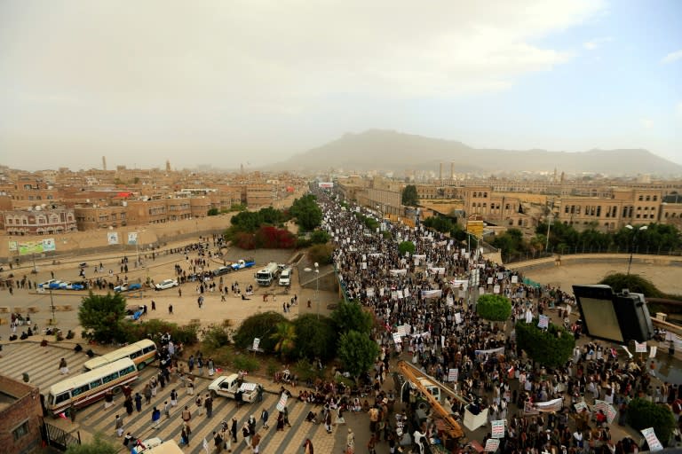 Des manifestants pro-Houthis manifestent à Sanaa, le 26 février 2021 au Yémen