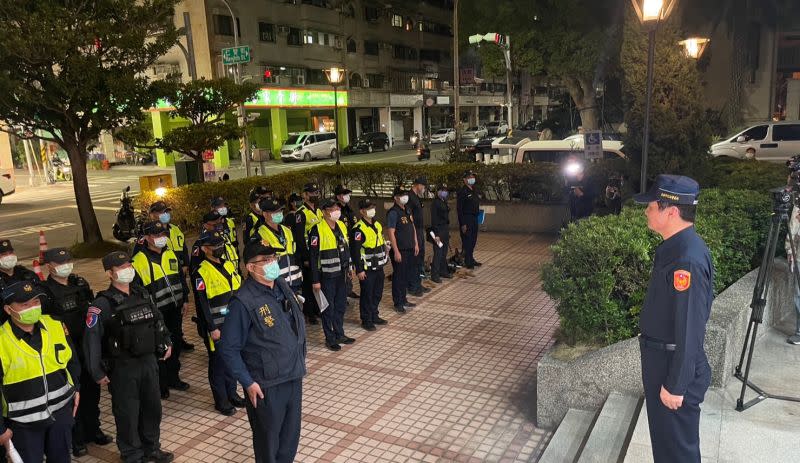 ▲高雄市政府警察局為掃蕩黑道幫派所經營依附之行業及滋事場所，壓制黑幫氣焰並斬斷經濟命脈，市警局長林炎田今晚特別率領高市警局全體同仁執行「幫派組合專案臨檢」勤務。(圖／高市警局提供)