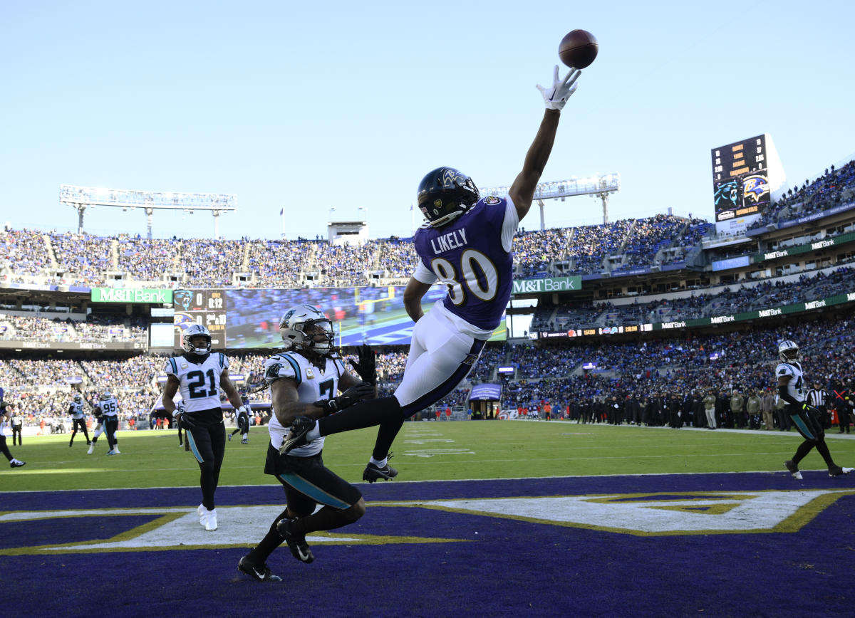 Baltimore Ravens tight end Isaiah Likely (80) warms up before an