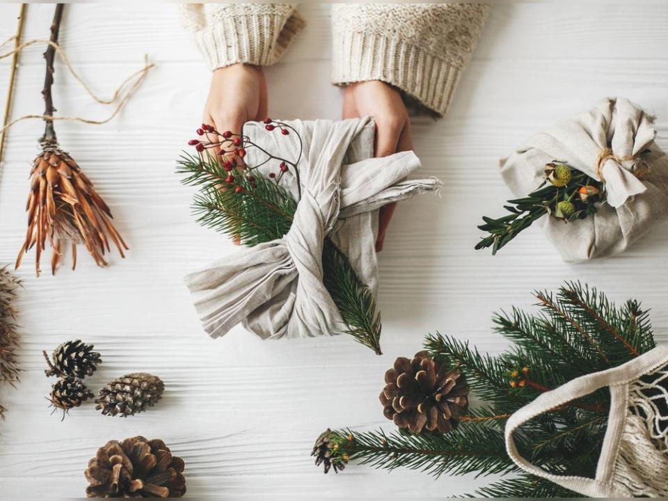 Die sinnvollsten und schönsten Geschenke lassen sich nicht in Einkaufstüten packen. (Bild: Bogdan Sonjachnyj/Shutterstock.com)