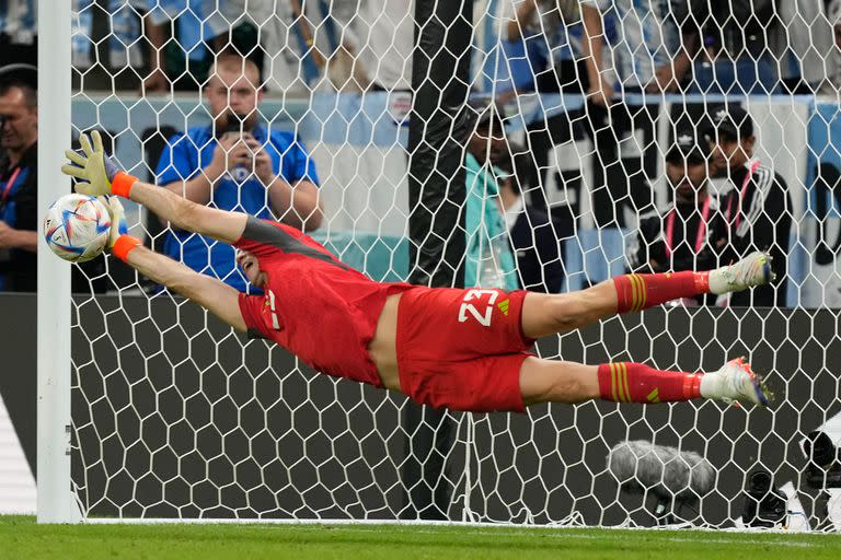 Emiliano Martínez atajó dos penales en la serie y la Argentina clasificó a semifinales de Qatar 2022