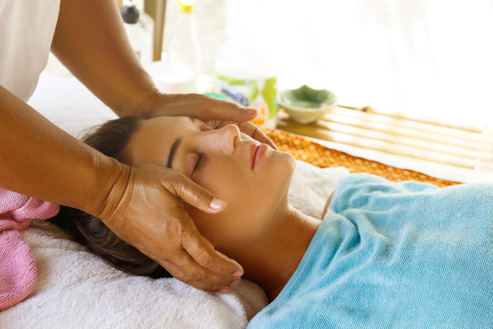 En digitopuntura o acupresión, se estimula un punto conocido como “belleza del cielo”, ubicado detrás de la mandíbula, debajo de los lóbulos de las orejas, que contribuye a mejorar el tono muscular en el rostro. (Getty Creative)