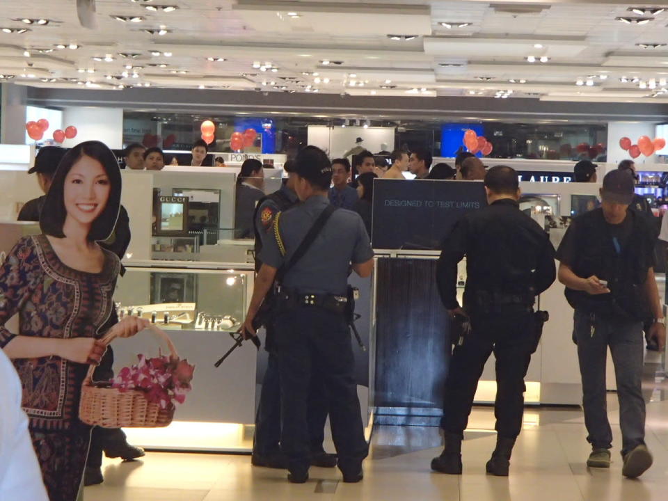 Scene at Megamall, minutes after the robbery at a jewelry store. (Photo by Rio Ribaya)