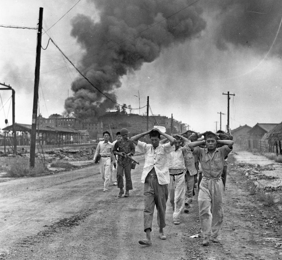 US Soldiers With Captured North Koreans (Hulton Deutsch / Corbis via Getty Images)