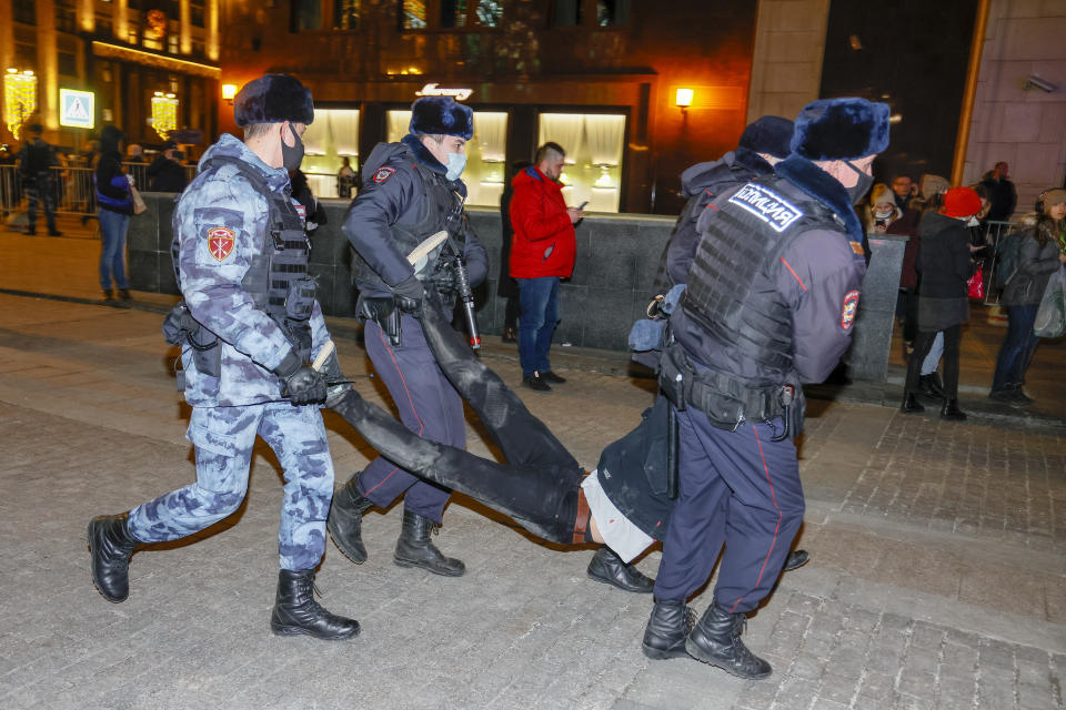 MOSCOW, RUSSIA - MARCH 02: âSecurity forces take anti-war protesters into custody in Moscow, Russia on March 02, 2022. (Photo by Sefa Karacan/Anadolu Agency via Getty Images)