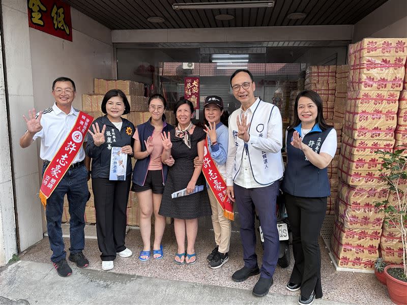 國民黨、雲林張家力挺的許志豪（左一）落選。（圖／國民黨提供）