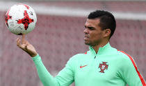 <p>Selon Le Parisien, le club francilien s’apprête à officialiser la signature de Pepe (34 ans). Même si pour l’instant l’accord final n’a pas été trouvé, le Portugais, actuellement à la Coupe des Confédérations, sera très probablement la première recrue du mercato estival parisien. Un dossier largement appuyé par le nouveau directeur sportif, Antero Henrique. L’ancien défenseur du Real Madrid arrivera libre dans la capitale et devrait s’engager pour deux saisons (une année garantie, plus une en option). (photo AFP) </p>