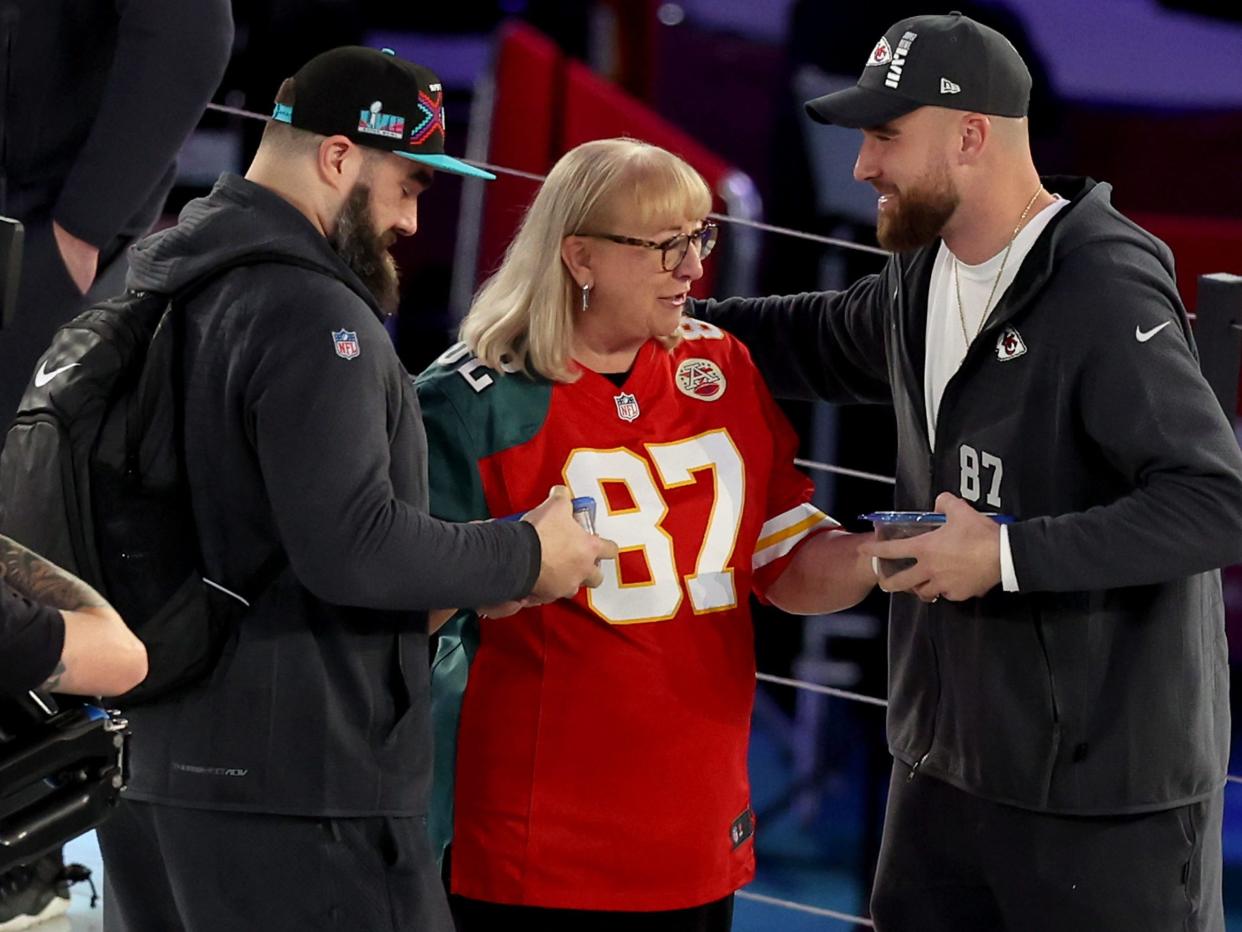  Jason Kelce, Donna Kelce und Travis Kelce. - Copyright: Christian Petersen/Getty Images