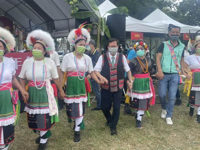 桃園市長鄭文燦(中)參加大溪原住民豐年祭。(呂筱蟬攝)