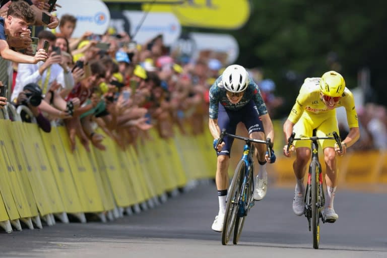 El ciclista danés Jonas Vingegaard (izquierda) supera en el esprint al maillot amarillo, el eslovano Tadej Pogacar, y gana la 11ª etapa del Tour de Francia, con final en la estación de esquí de Le Lioran (centro de Francia), el 10 de julio de 2024 (Thomas SAMSON)