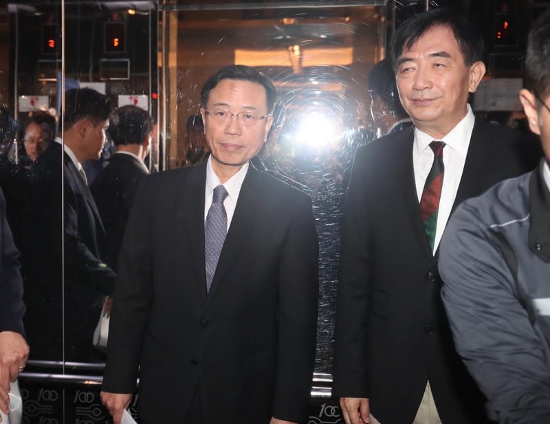 <span>交通部長吳宏謀（右），左為台鐵局長張政源。圖片來源：中央社</span>