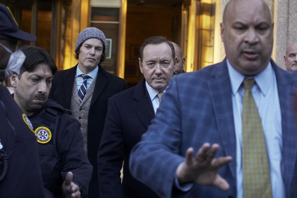 El actor estadounidense Kevin Spacey, centro, sale de la Corte Daniel Patrick Moynihan el jueves 20 de octubre de 2022 en Nueva York. Un jurado apoyó a Kevin Spacey al concluir que no abusó sexualmente de Anthony Rapp, de entonces 14 años, cuando ambos eran actores relativamente desconocidos de Broadway en la década de 1980. (Foto AP/Andres Kudacki)