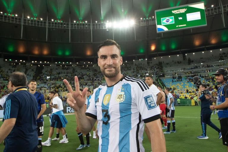 Nicolás Tagliafico celebra en el Maracaná, la noche del triunfo de Argentina ante Brasil en las Eliminatorias