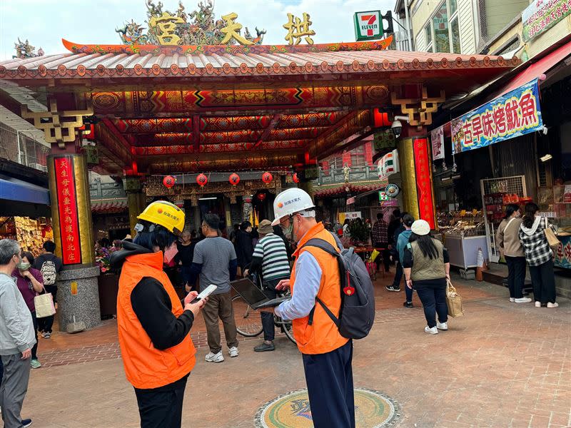 台灣大啟動「智慧數據即時人流偵測系統」，以高出平日15倍的偵測速度，即時監控人潮熱區，並搭配上百位工程人員，全線動員即時觀察網路流量、隨時排除障礙，確保流暢的行動數據與語音服務。（圖／電信業者提供）