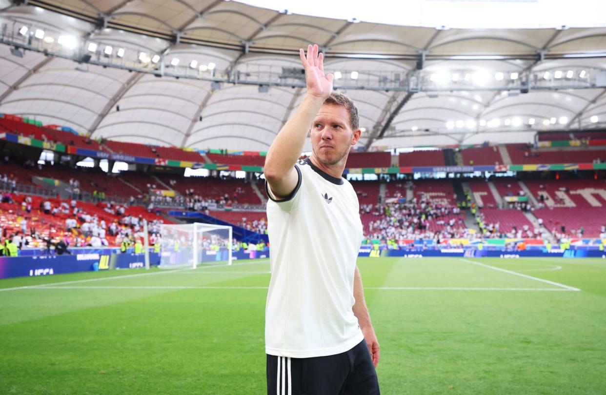 Julian Nagelsmann hat sich nach dem Match umgezogen und das elegante dunkle Outfit gegen etwas Luftigeres eingetauscht. (Bild: 2024 Getty Images/Alexander Hassenstein)