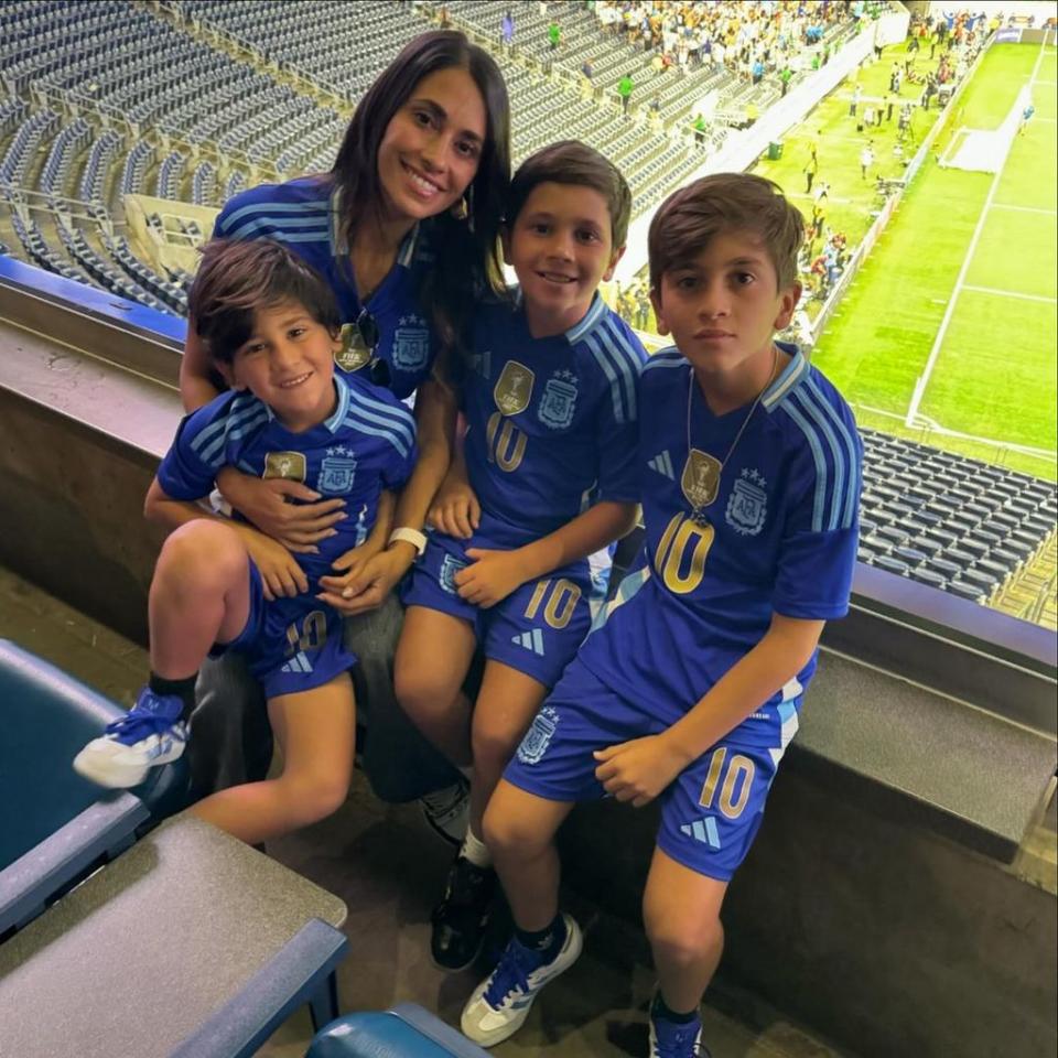 Antonela Roccuzzo, mujer de Messi, junto a sus tres hijos en común 