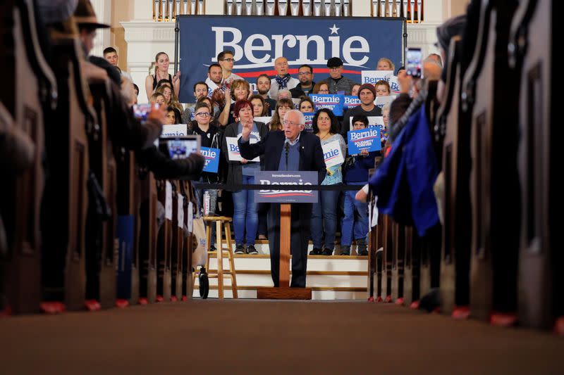 El candidato presidencial demócrata de 2020 y senador de Estados Unidos Bernie Sanders habla durante un mítin de campaña en Portsmouth, New Hampshire