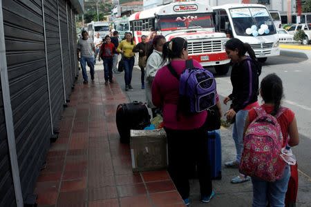 People arrive in San Antonio to cross over the Simon Bolivar international bridge to Colombia to take advantage of the temporary border opening in San Antonio del Tachira, Venezuela, July 17, 2016. REUTERS/Carlos Eduardo Ramirez