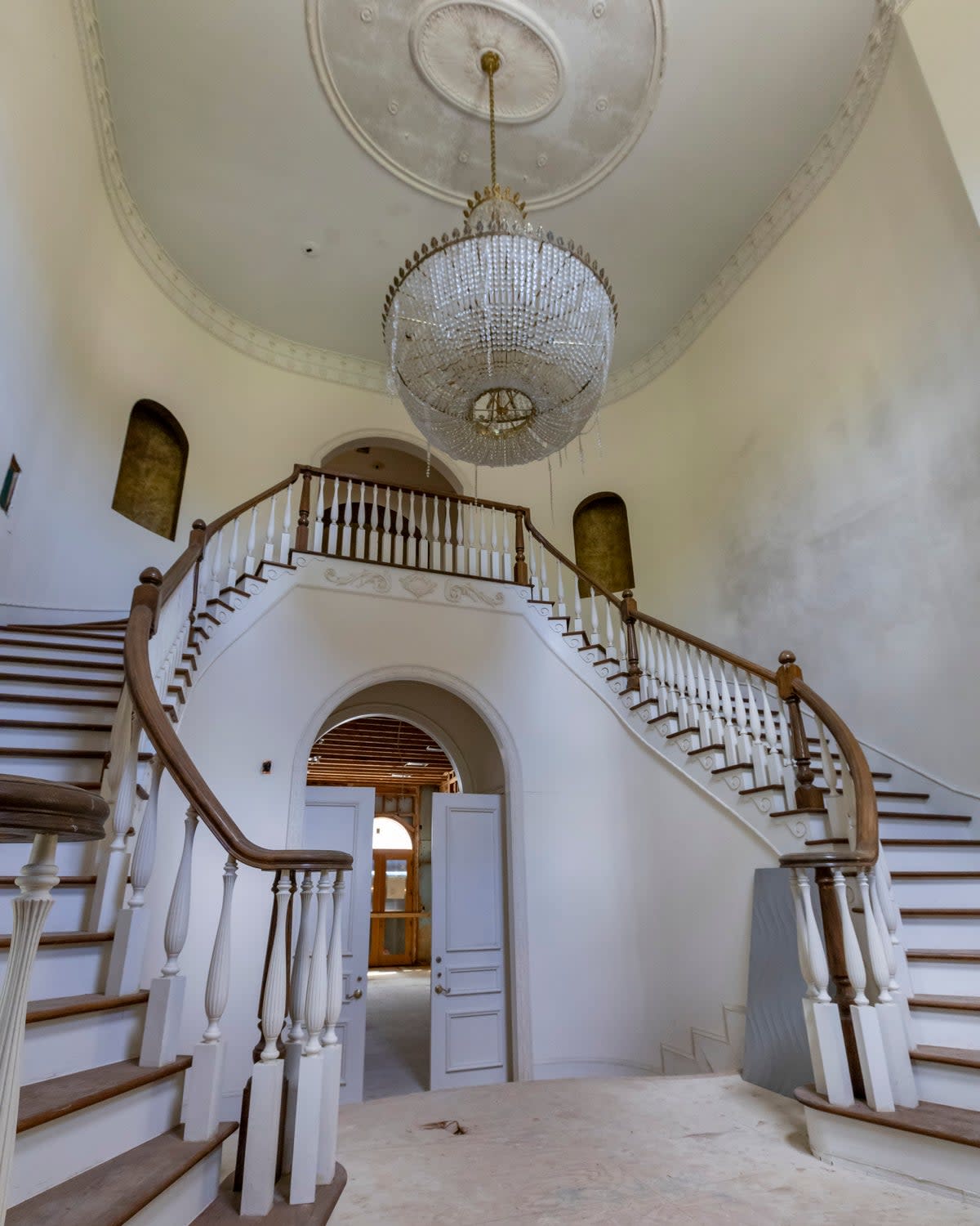 The grand staircase of Diddy’s abandoned mansion in Atlanta (mediadrumimages/@abandoned_south)