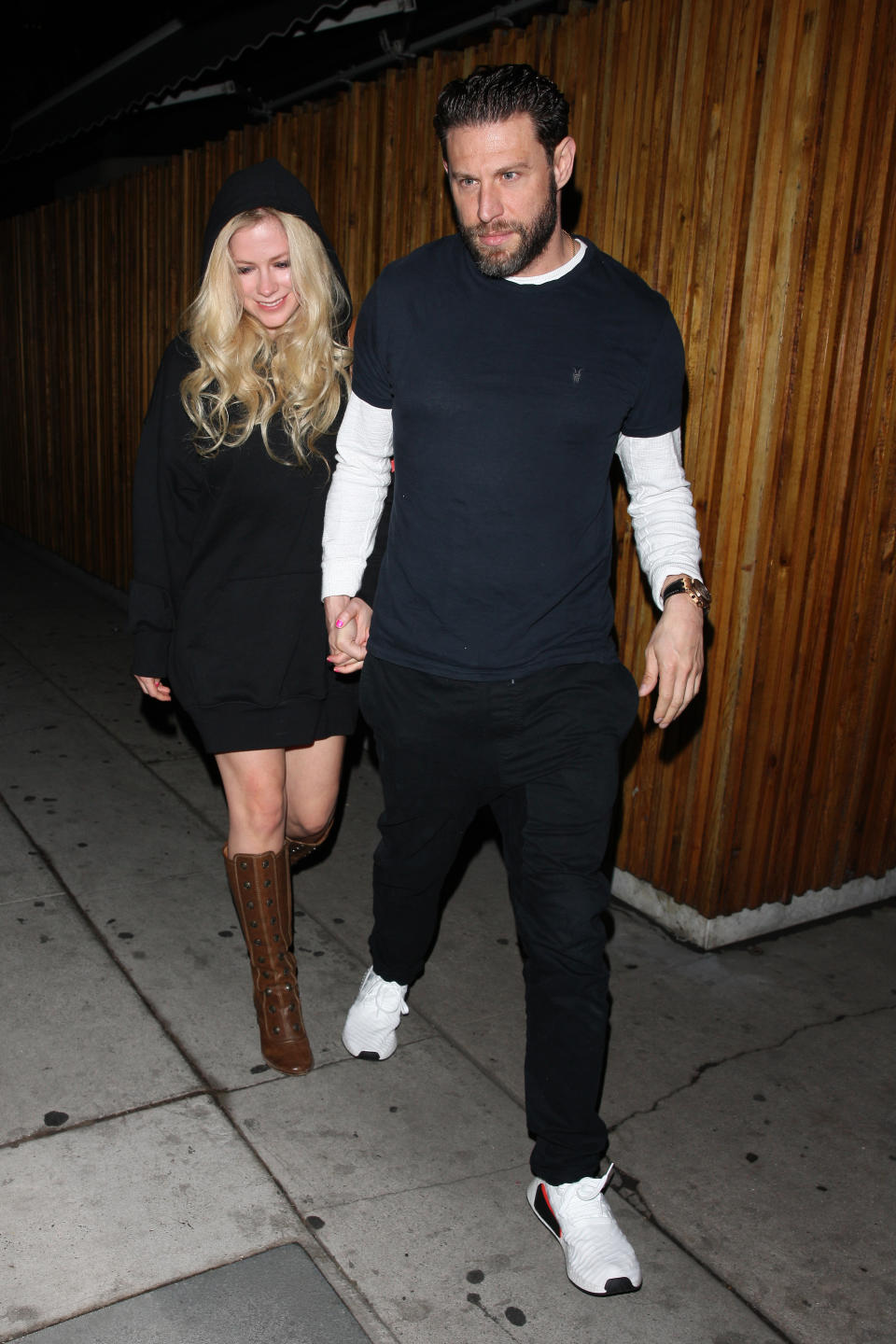 Avril Lavigne and J.R Rotem hold hands as they leave the Nice Guy restaurant in West Hollywood on Oct. 9. 2017. (Photo: Photographer Group/Splash News)