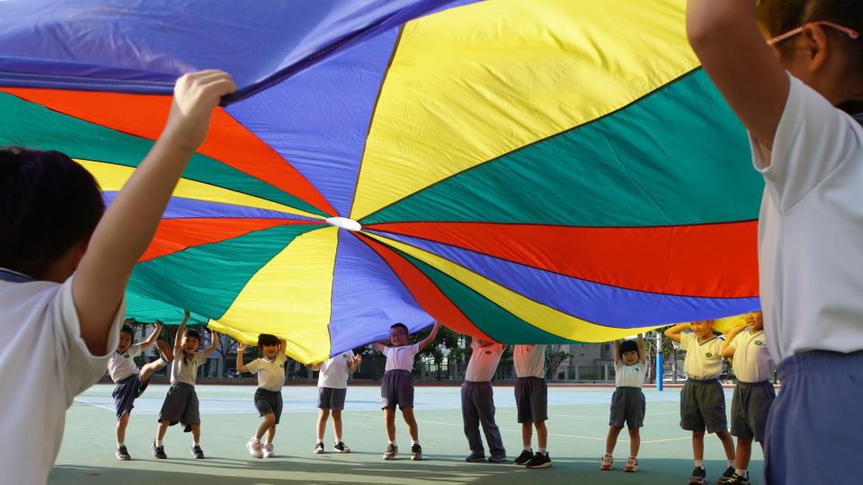 幼兒園氣球傘--孩子們在繽紛的氣球傘下一起展現團隊合作力。