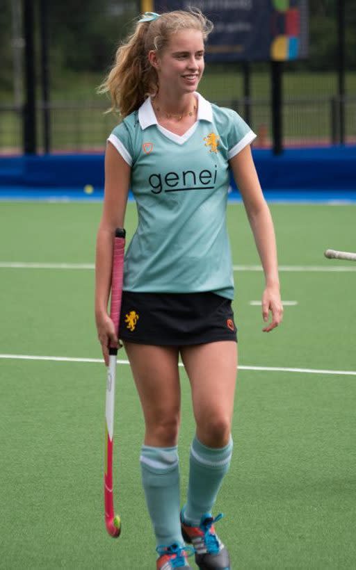 Clarissa Nicholls playing hockey