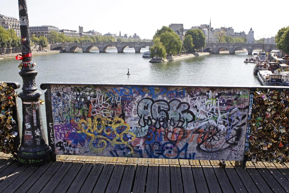 A section without love locks is seen on the Pont des Arts in Paris, Wednesday April 16, 2014. A recent fad among travellers of hitching padlocks on bridges and at tourist attractions worldwide to symbolically immortalize their amorous attraction has swept up this reputed City of Love more than most. Now, two American-born women who live in Paris say they've had enough, launching a petition drive to try to get mostly laissez-faire city officials to step in and do something about what they call an unbearable eyesore in a majestic municipality. (AP Photo/Remy de la Mauviniere)