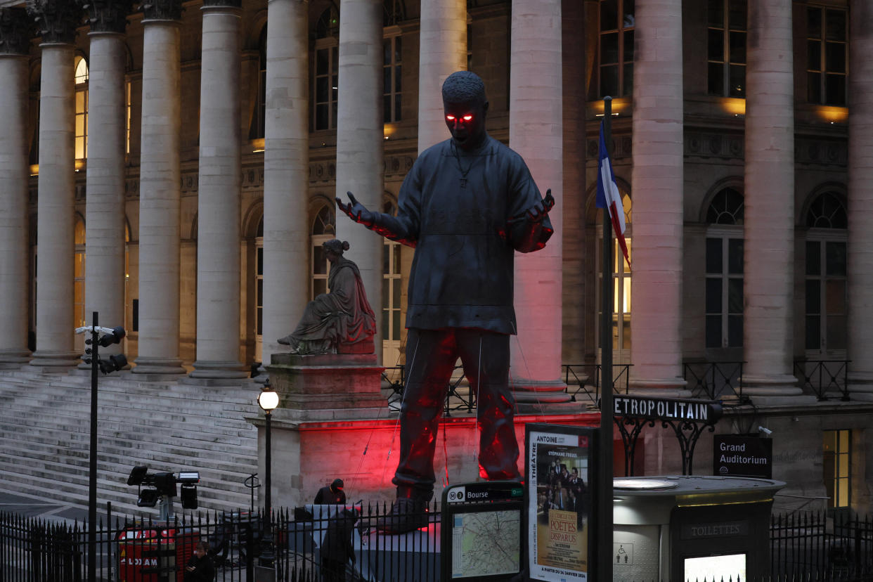Une statue géante du rappeur Kid Cudi a été installée à Paris.