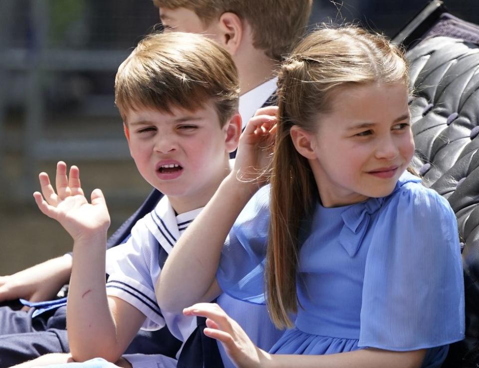 George, Louis y Charlotte pasean en un carruaje mientras la procesión real viaja hasta la ceremonia.