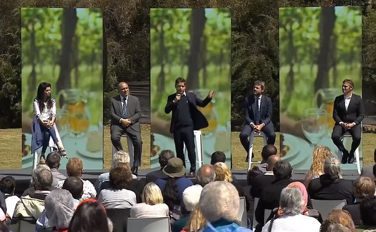 Juan Manzur, jefe de Gabinete, Axel Kicillof, gobernador de la provincia de Buenos Aires, Matías Lammens, ministro de Turismo y Deportes y Luana Volnovich, titular del PAMI en la presentación del Previaje para jubilados de PAMI, una de las medidas para fomentar el consumo.