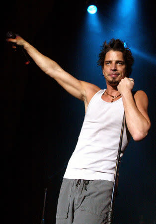 El cantante Chris Cornel sonríe durante un show en Las Vegas, Nevada. 15 de marzo 2003. El músico estadounidense Chris Cornell, quien alcanzó la fama como vocalista de Soundgarden y más tarde de Audioslave, murió el miércoles en Detroit a los 52 años, informó su representante. REUTERS/Ethan Miller