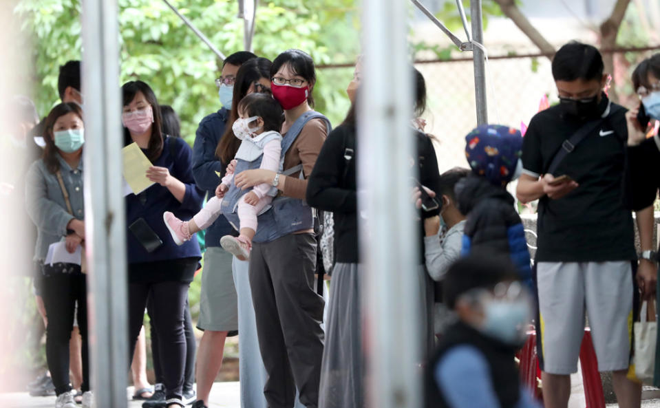 台北市府在北市婦幼院區開設親子兒童防疫門診，服務12歲以下新冠肺炎快篩陽性民眾，15日在網路預約成功或現場掛號的民眾帶著小朋友排隊，等候篩檢看診。（鄭任南攝）