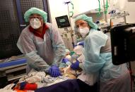 FOTO DE ARCHIVO.La doctora Katharina Franz y el paramédico Andreas Hankel, del helicóptero de rescate "Christoph Giessen", reaniman a un paciente durante los preparativos para su transporte en la cámara de aislamiento especial "IsoArk", para pacientes altamente infecciosos de COVID-19, desde una clínica, durante el brote de la enfermedad coronavírica (COVID-19) en Hanau, Alemania.