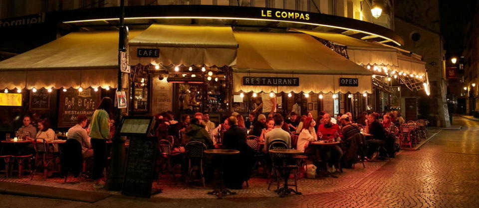 Un café-restaurant à Paris, début octobre.
