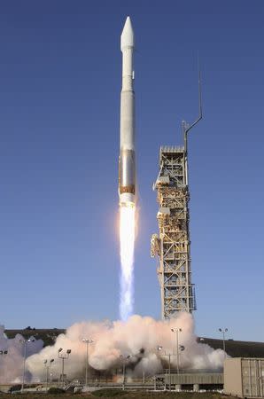 A United Launch Alliance Atlas V rocket carrying a satellite for the Defense Meteorological Satellite Program is launched from Vandenberg Air Force Base in California in this April 3, 2014 file photo. REUTERS/Gene Blevins/Files