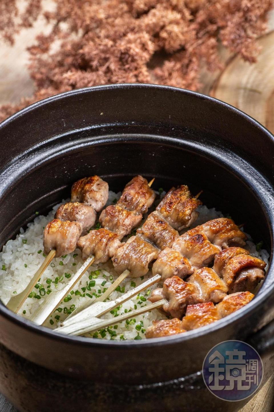 「鳥苑地雞燒」湯仲鴻的雞肉串燒和土鍋飯。