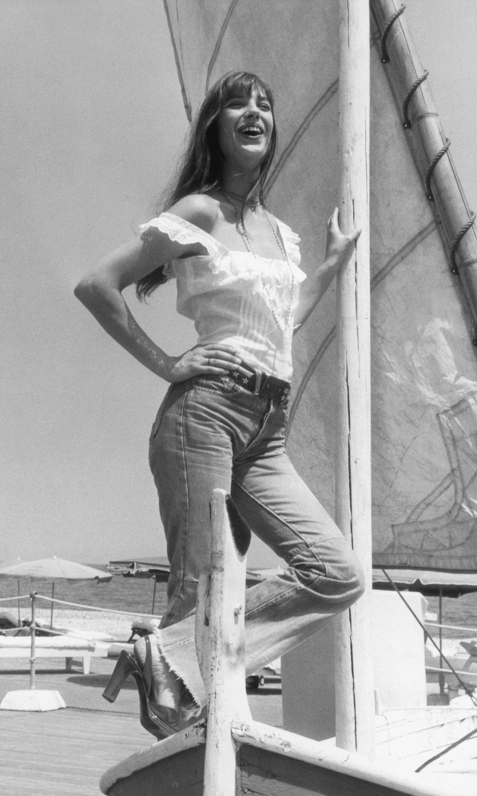 Jane Birkin con top de volante y bordados con  vaqueros y tacones