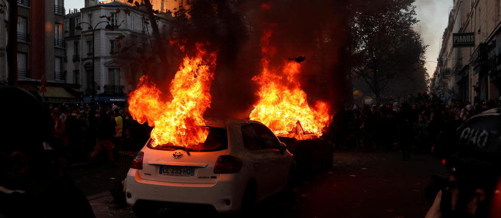 De nombreux manifestants défilaient samedi pour protester contre l'article 24 sur la protection des forces de l'ordre.
