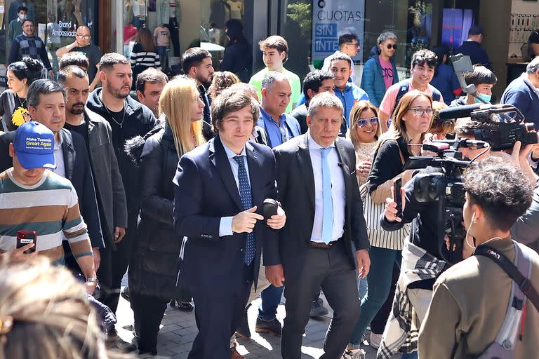 Javier Milei junto a Ricardo Bussi en una recorrida por la zona céntrica de San Miguel de Tucumán