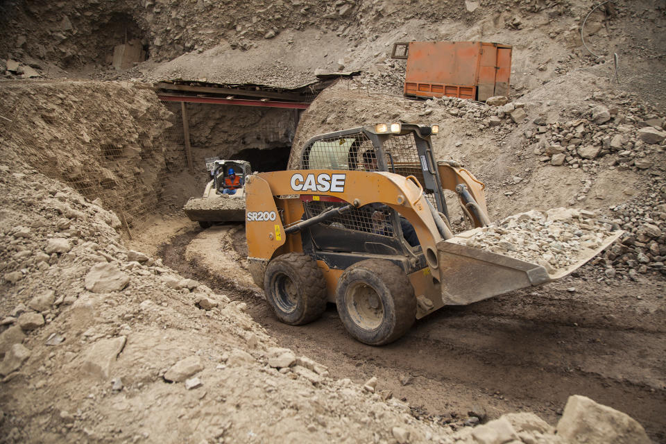 En esta foto provista por el gobierno regional de Antofagasta, hombres usan maquinaria en la mina San José para trabajar en el rescate de tres mineros bolivianos que quedaron atrapados por un colapso la noche anterior en Tocopilla, Chile, el viernes 14 de junio de 2019. (Ricardo Rodriguez/Intendencia de Antofagasta via AP)