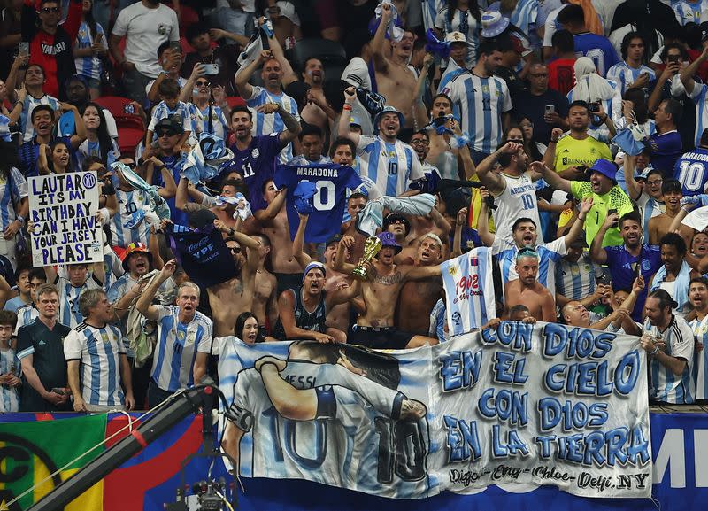 Aficionados argentinos festejan el triunfo de su selección ante Canadá en el primer partido de la Copa América