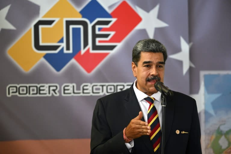 El presidente de Venezuela, Nicolás Maduro, durante la firma de un documento en el que acuerda respetar el restulado de las elecciones presidenciales, en la sede del Consejo Nacional Electoral (CNE), el 20 de junio de 2024. (Federico PARRA)