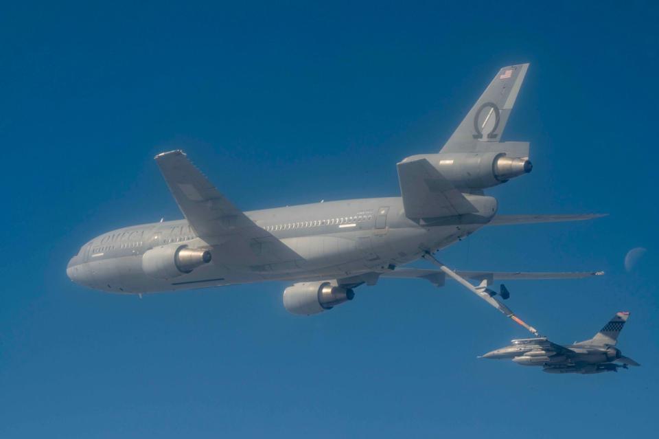 A commercial KDC‐10 tanker aircraft refuels a U.S. Air Force F‐16 Fighting Falcon from the 51st Fighter Wing, enroute to Paya Lebar Air Base, Singapore, November 6, 2023.<em> U.S. Air Force</em>