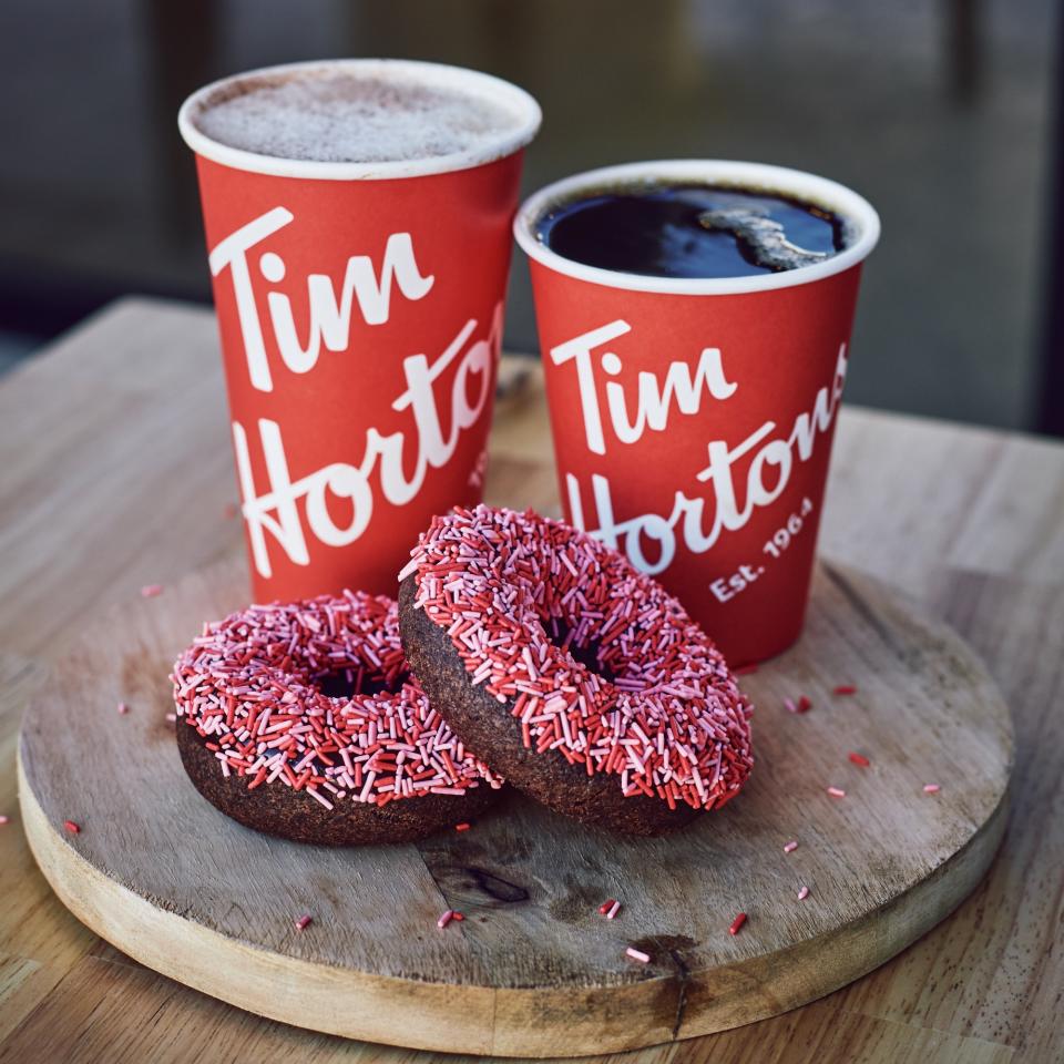 Si la cosa está en los inicios, la icónica cadena canadiense Tim Hortons os ofrece la posibilidad de tomar ese ‘café pendiente’. Y os regalarán dos doughnuts de edición limitada San Valentín por la compra de dos bebidas calientes. (Foto: Tim Hortons)